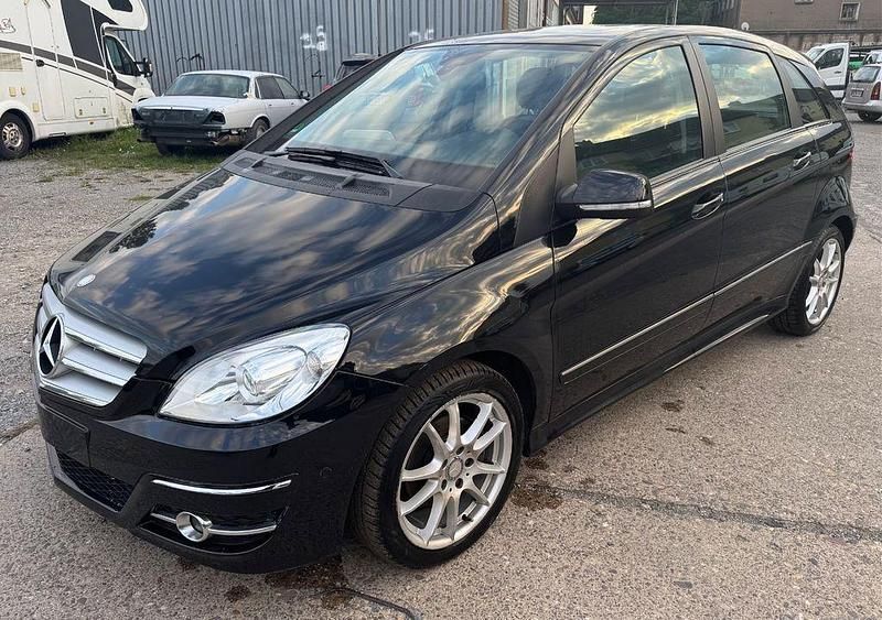 Schwarz Gebraucht 2011 Mercedes B200 Van / Kleinbus | 9.699 € (Etwas zu teuer) - Bild 1/4