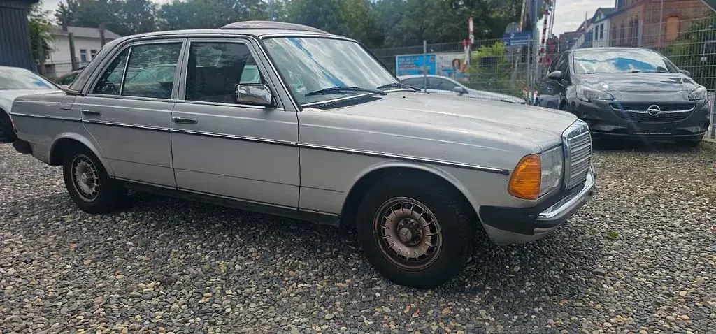Gebraucht Mercedes 230 136 PS (100 kW) 1984 Silber Limousine