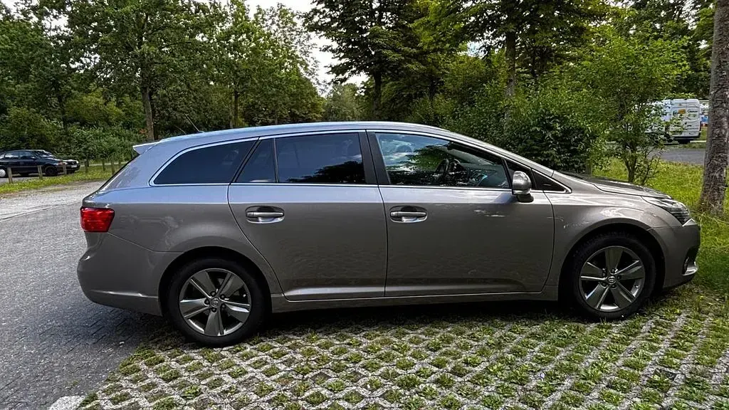 Gebraucht Toyota Avensis Edition 147 PS (108 kW) 2015 Braun Kombi