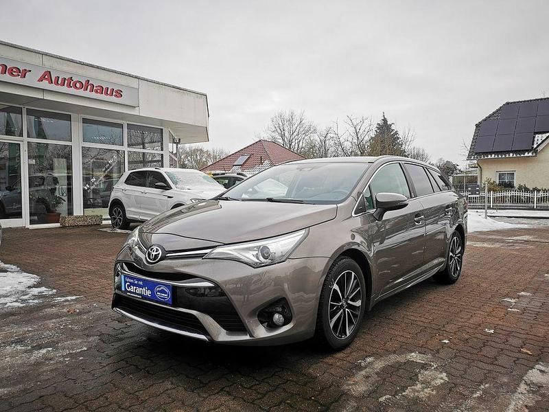 Gebraucht Toyota Avensis Team 147 PS (108 kW) 2018 Grau Kombi