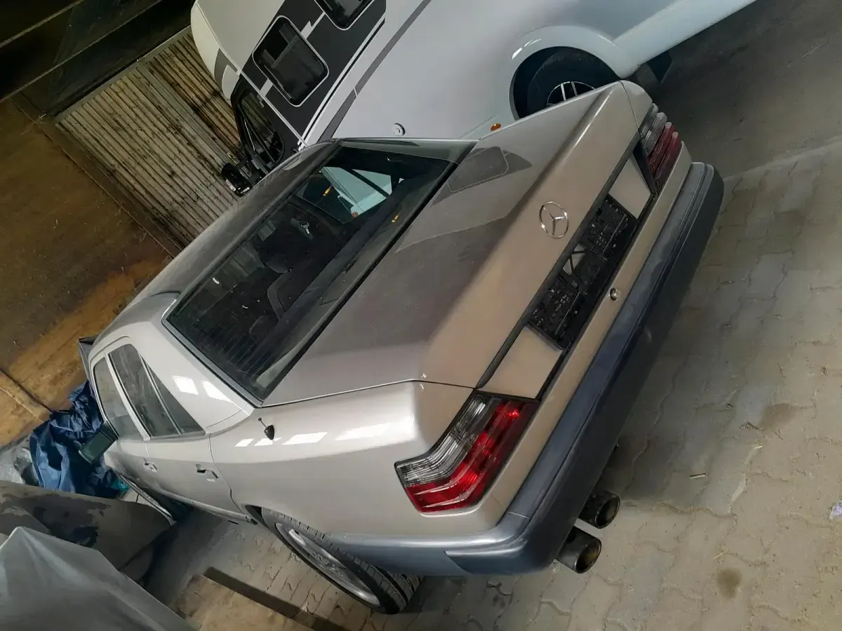 Gebraucht Mercedes E260 160 PS (117 kW) 1988 Grau Limousine