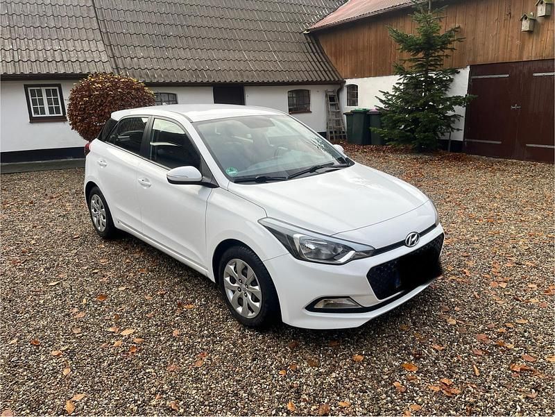 Gebraucht Hyundai i20 75 PS (55 kW) 2017 Weiß Kleinwagen