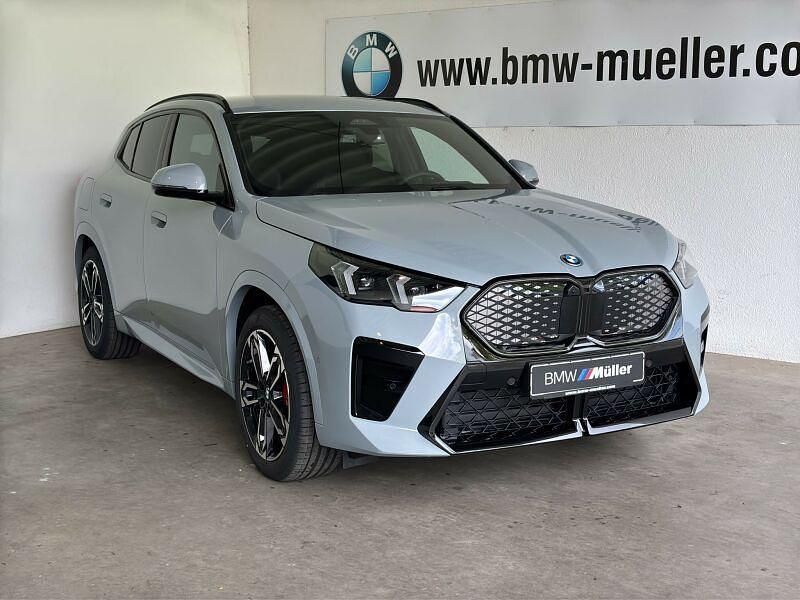 Grau Neu 2025 BMW iX2 M Sport SUV | 57.199 € (Guter Preis) - Bild 1/4