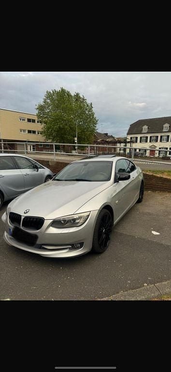 Silber Gebraucht 2010 BMW 320 Coupé | 15.499 € - Bild 1/4