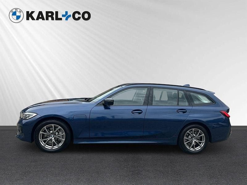 Blau Gebraucht 2020 BMW 330e Sport Line Kombi | 24.998 € (Fairer Preis) - Bild 1/4