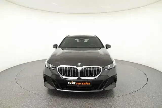 Gebraucht BMW 520 M Sport 197 PS (144 kW) 2025 Sophistorgrau Kombi