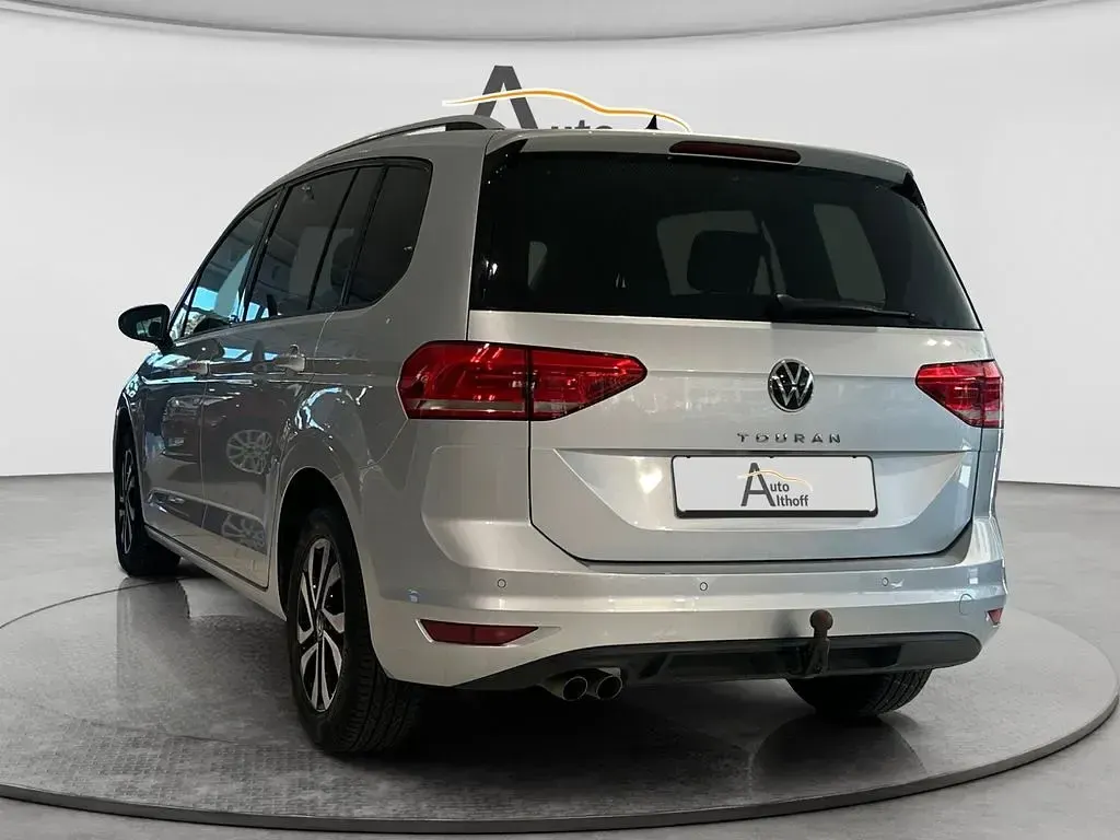 Gebraucht VW Touran Active 150 PS (110 kW) 2023 Silber Van / Kleinbus