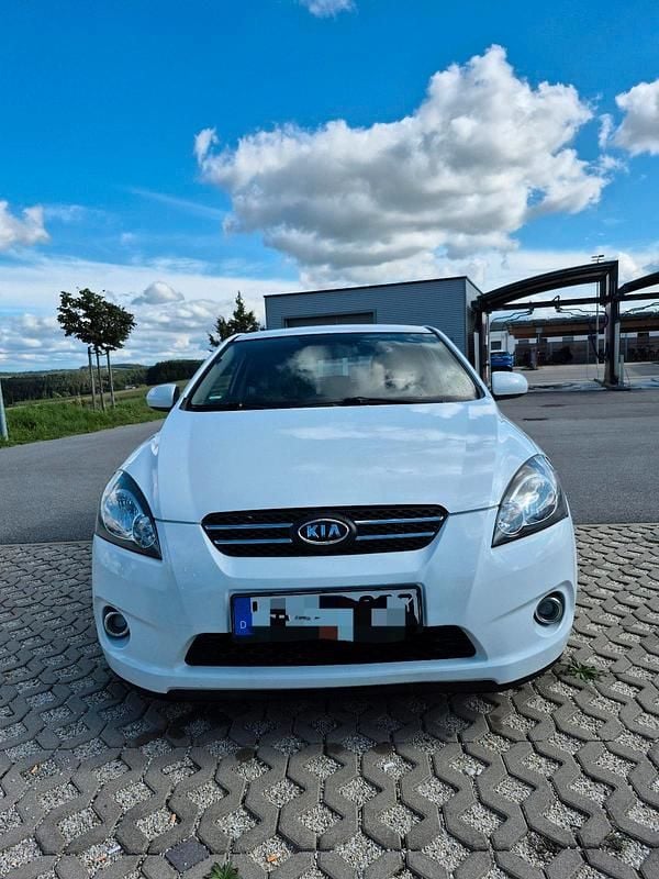 Weiß Gebraucht 2010 Kia Ceed Limousine | 3.500 € (Superpreis) - Bild 1/4
