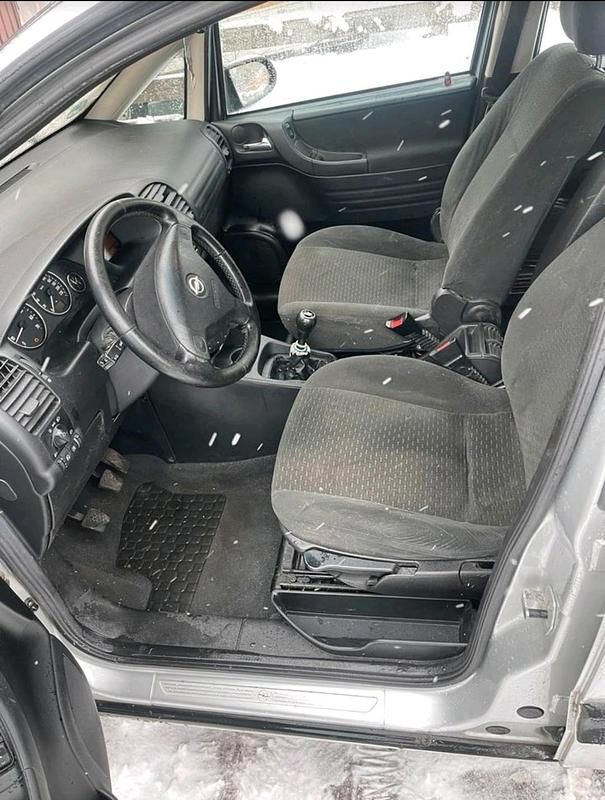 Gebraucht Opel Zafira 125 PS (91 kW) 2003 Silber Van / Kleinbus