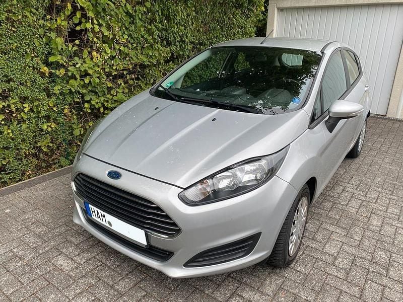 Silber Gebraucht 2015 Ford Fiesta SYNC Edition Kleinwagen | 2.950 € (Superpreis) - Bild 1/4