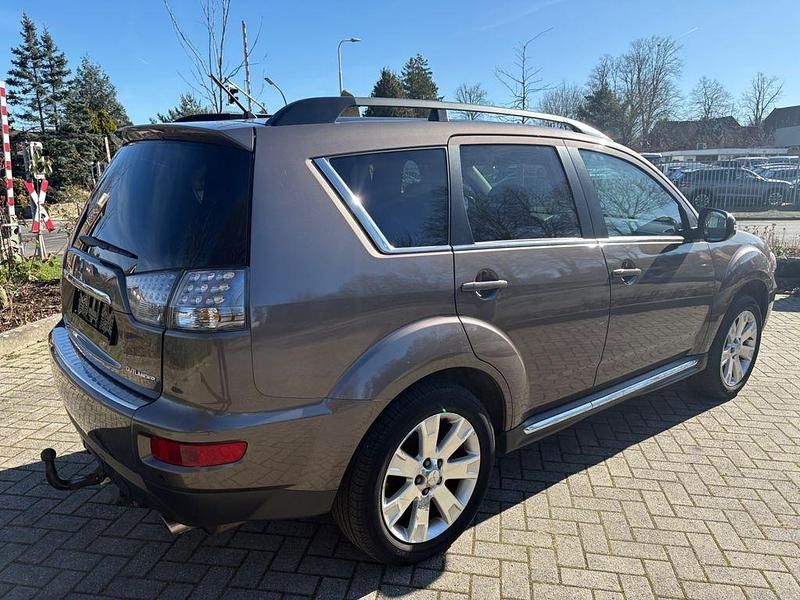 Gebraucht Mitsubishi Outlander Edition 147 PS (108 kW) 2012 Braun SUV