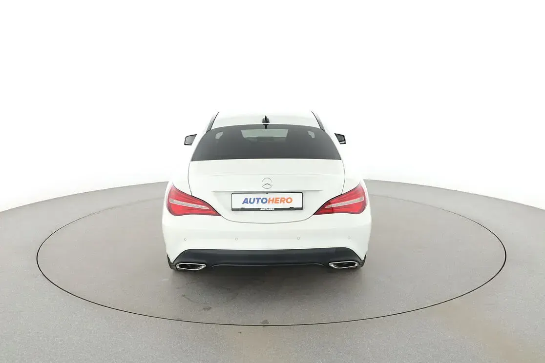Gebraucht Mercedes CLA200 Urban 156 PS (114 kW) 2017 Weiß Limousine