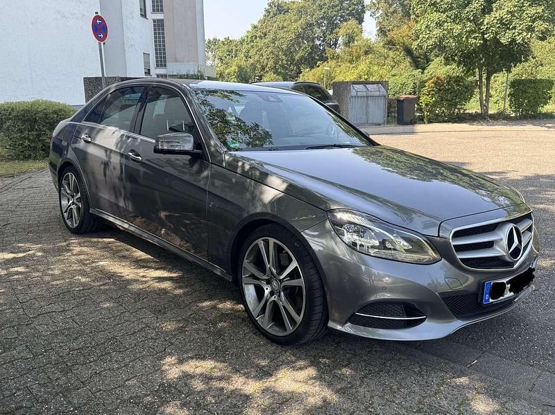 Grau Gebraucht 2014 Mercedes E300 Limousine | 19.300 € (Teuer) - Bild 1/4