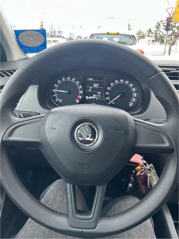 Weiß Gebraucht 2015 Skoda Fabia Active Kleinwagen | 7.000 € (Etwas zu teuer) - Bild 1/4