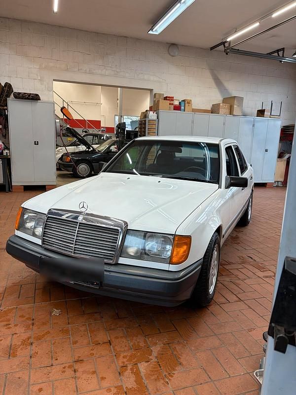 Gebraucht Mercedes E200 118 PS (86 kW) 1988 Weiß Limousine