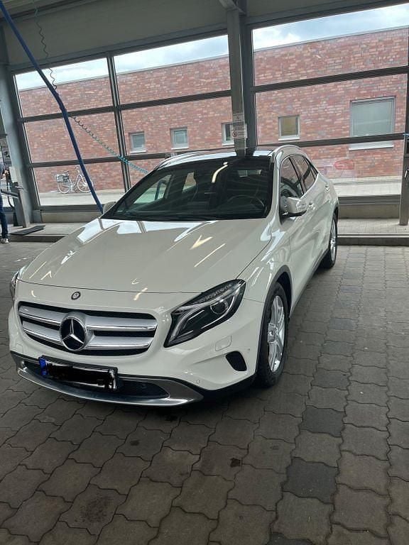 Weiß Gebraucht 2016 Mercedes GLA200 Urban SUV | 13.200 € (Guter Preis) - Bild 1/4