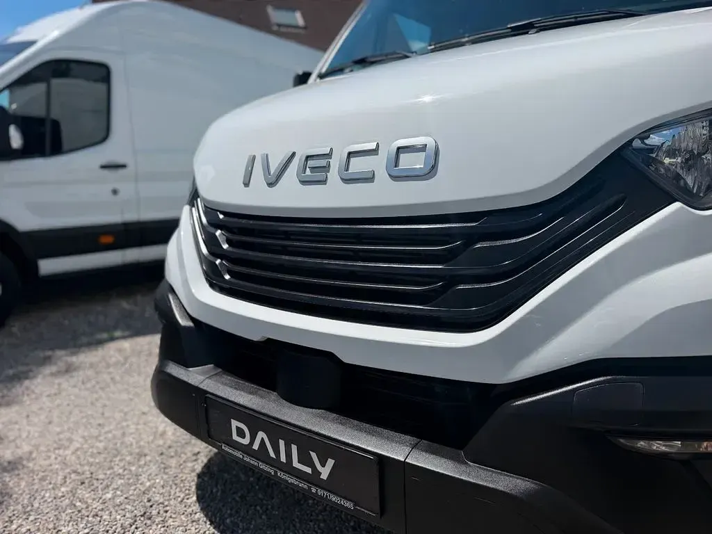 Gebraucht Iveco Daily 177 PS (130 kW) 2025 Weiß Van / Kleinbus