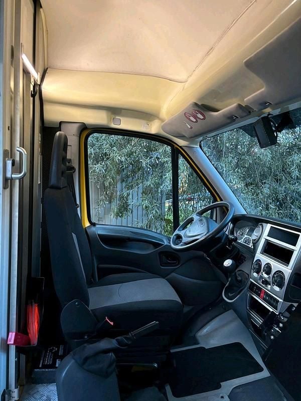 Second-hand Iveco Daily 106 CP (77 kW) 2011 Alb Monovolum