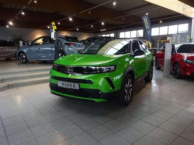 Lackierung matcha green Gebraucht 2023 Opel Mokka-e Elegance SUV | 29.990 € - Bild 1/4