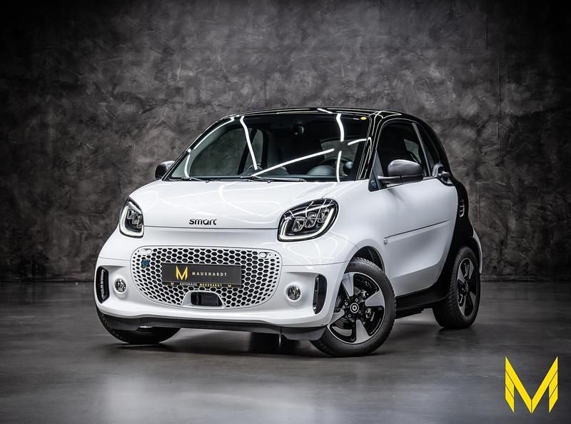 (white (weiß)) Gebraucht 2024 Smart ForTwo Electric Drive Exclusive Coupé | 19.222 € (Teuer) - Bild 1/4