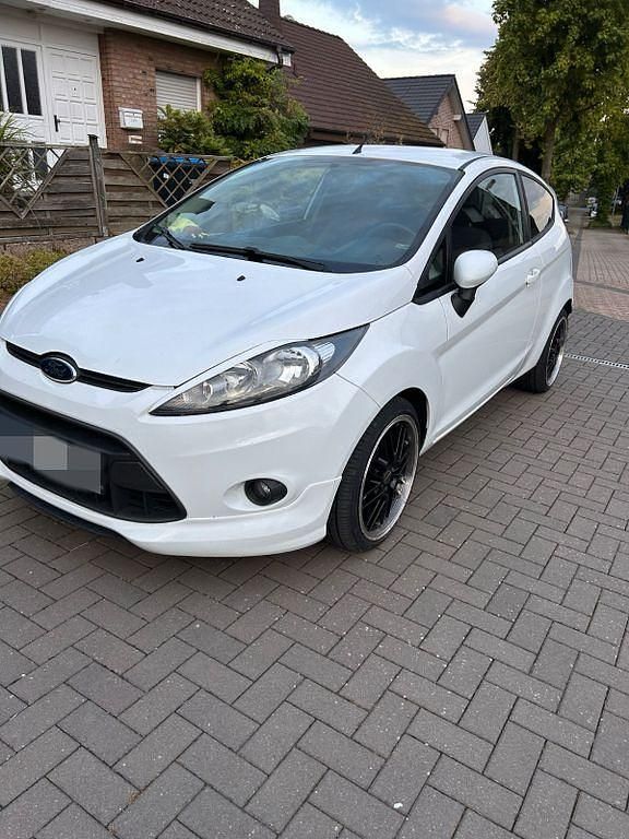 Gebraucht Ford Fiesta Trend 82 PS (60 kW) 2011 Weiß Kleinwagen