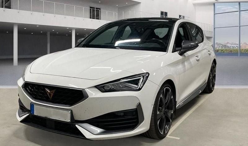 "candy" weiss Gebraucht 2022 Cupra Leon VZ Limousine | 27.885 € (Guter Preis) - Bild 1/4
