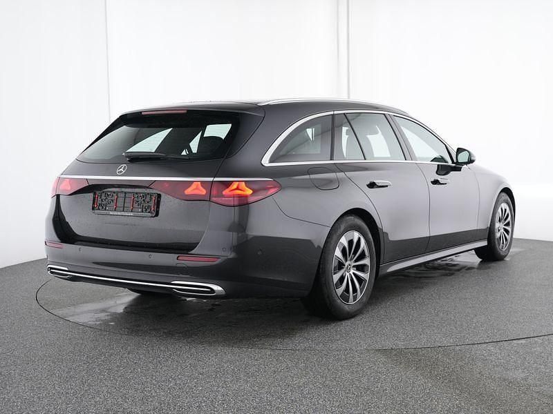 Gebraucht Mercedes E220 Avantgarde 367 PS (269 kW) 2025 Grau Limousine