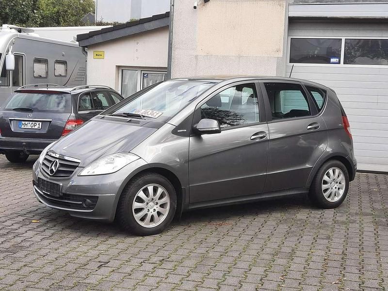 Grau Gebraucht 2010 Mercedes A160 Limousine | 4.950 € (Fairer Preis) - Bild 1/4