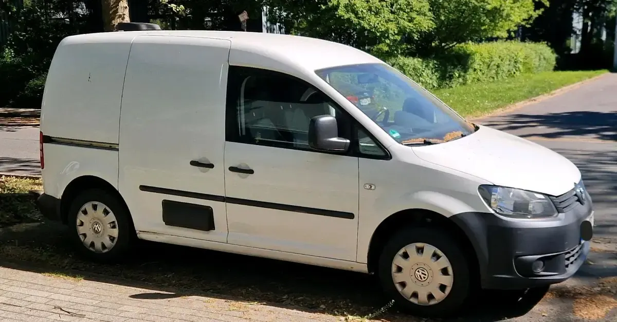 Second-hand VW Caddy 102 CP (75 kW) 2011 Alb Monovolum