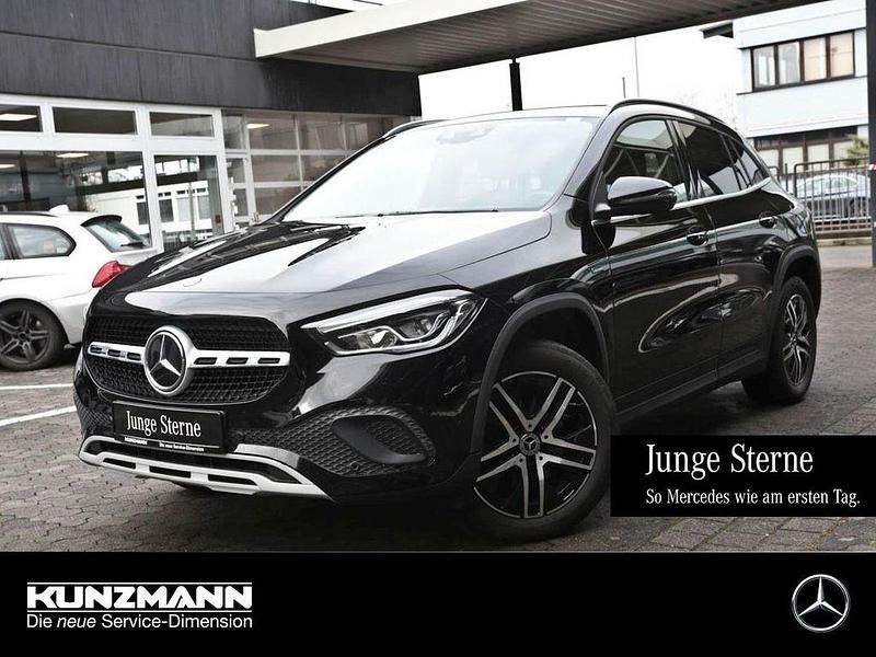 Nachtschwarz Gebraucht 2021 Mercedes GLA250 Style SUV | 26.290 € (Fairer Preis) - Bild 1/4