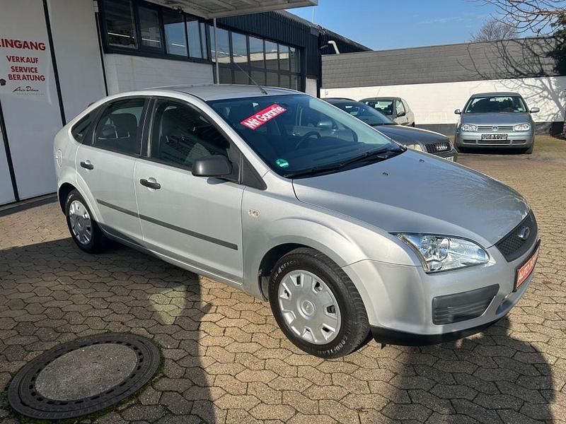 Gebraucht Ford Focus Trend 116 PS (85 kW) 2005 Silber Limousine