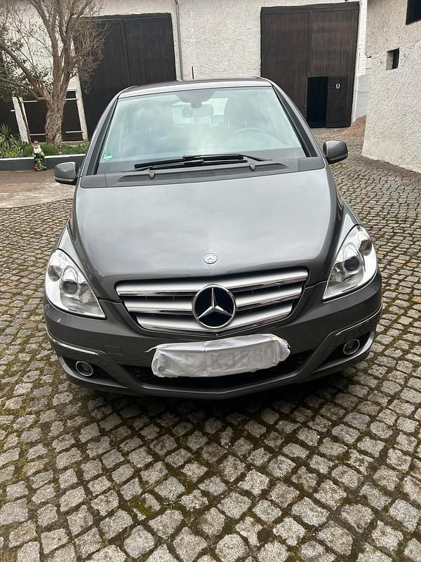 Gebraucht Mercedes B180 116 PS (85 kW) 2012 Silber Van / Kleinbus