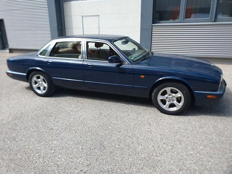 Blau Gebraucht 2001 Jaguar XJ8 Executive Limousine | 5.999 € - Bild 1/4