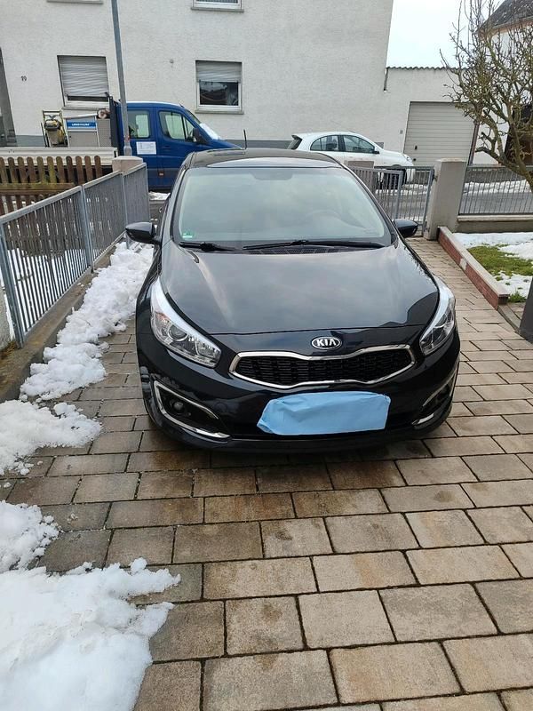 Gebraucht Kia Ceed DREAM-TEAM Edition 135 PS (99 kW) 2015 Schwarz Kleinwagen