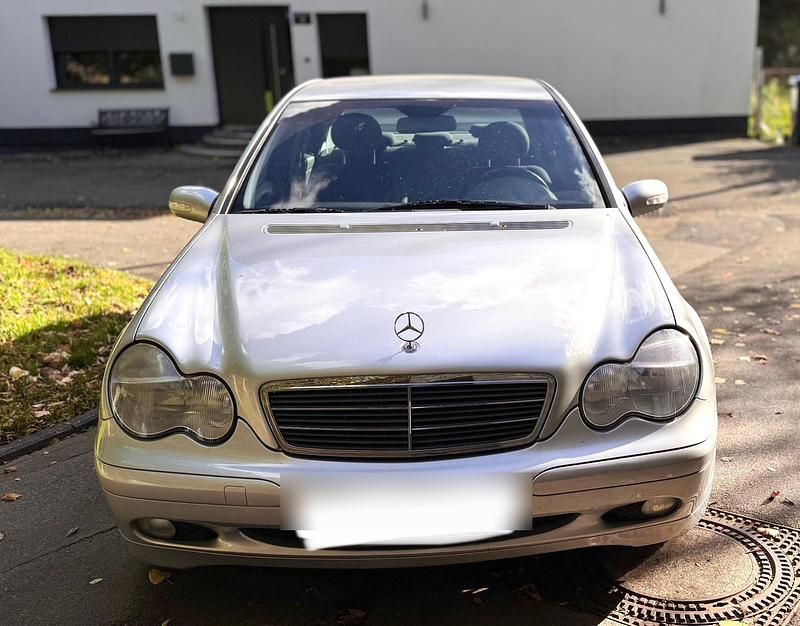 Silber Gebraucht 2003 Mercedes C220 Limousine | 3.399 € (Fairer Preis) - Bild 1/4
