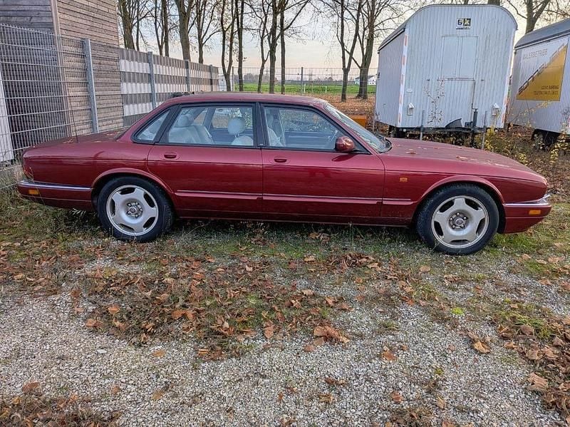 Gebraucht Jaguar X300 320 PS (235 kW) 1996 Rot Limousine