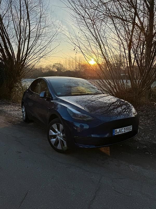 Blau Gebraucht 2022 Tesla Model Y SUV | 28.500 € (Guter Preis) - Bild 1/4