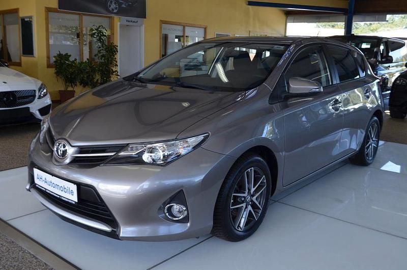 Grau Gebraucht 2015 Toyota Auris Cool Limousine | 9.480 € (Fairer Preis) - Bild 1/4