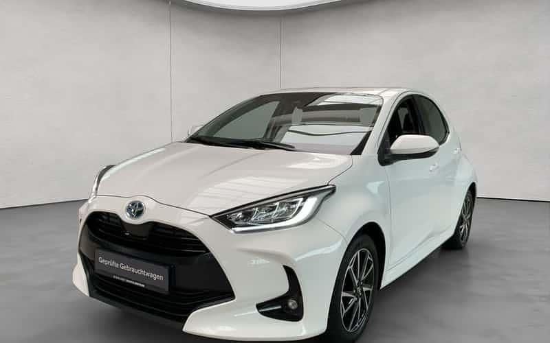 Weiß Gebraucht 2022 Toyota Yaris Hybrid Team Limousine | 17.950 € (Fairer Preis) - Bild 1/4