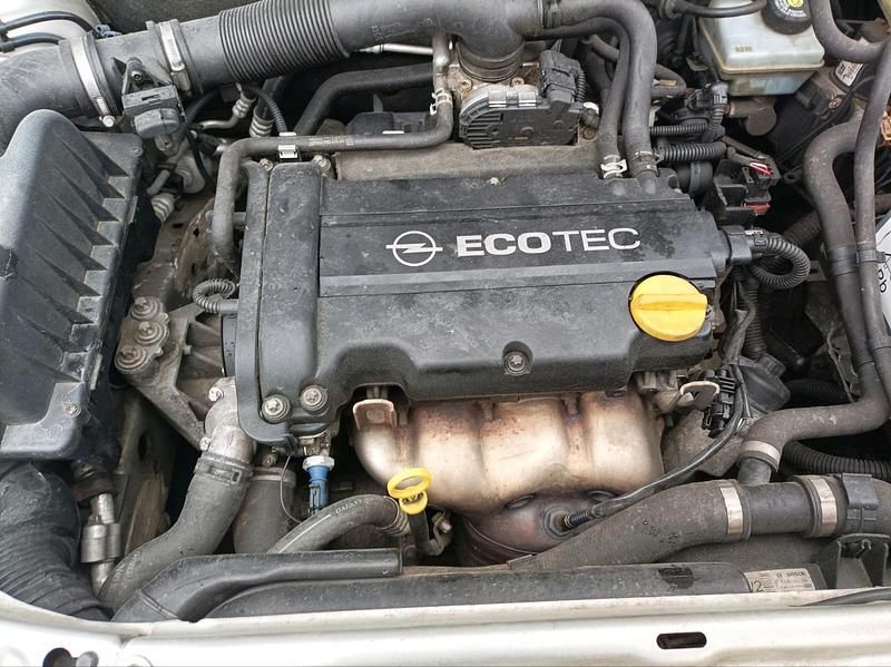 Second-hand Opel Astra 95 CP (69 kW) 2008 Argintiu Hatchback