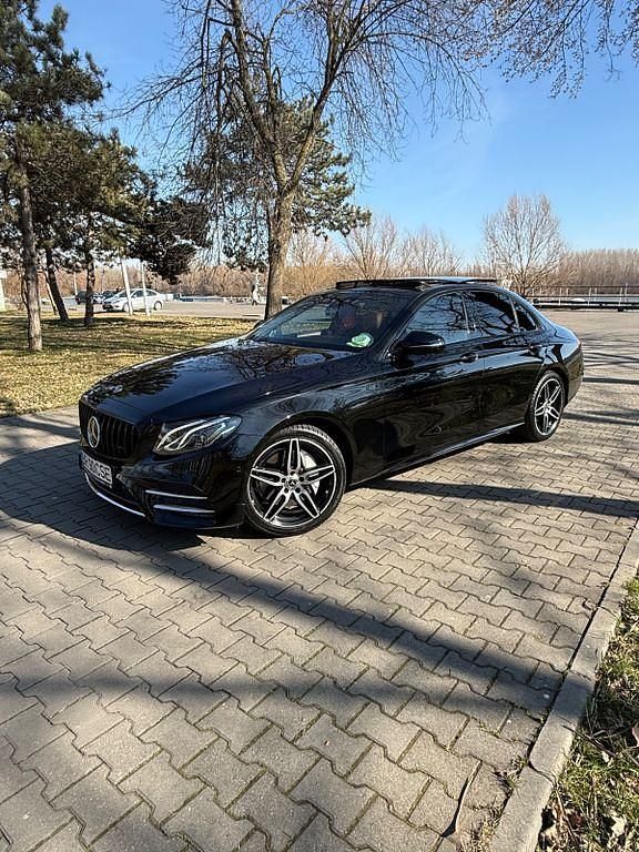 Schwarz Gebraucht 2018 Mercedes E220 AMG line Limousine | 23.000 € (Etwas zu teuer) - Bild 1/4