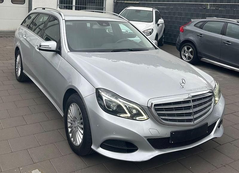 Silber Gebraucht 2014 Mercedes E220 Limousine | 12.950 € (Guter Preis) - Bild 1/4