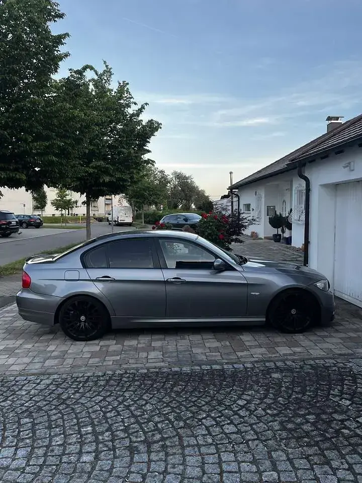 Gebraucht BMW 318 143 PS (105 kW) 2009 Grau Limousine