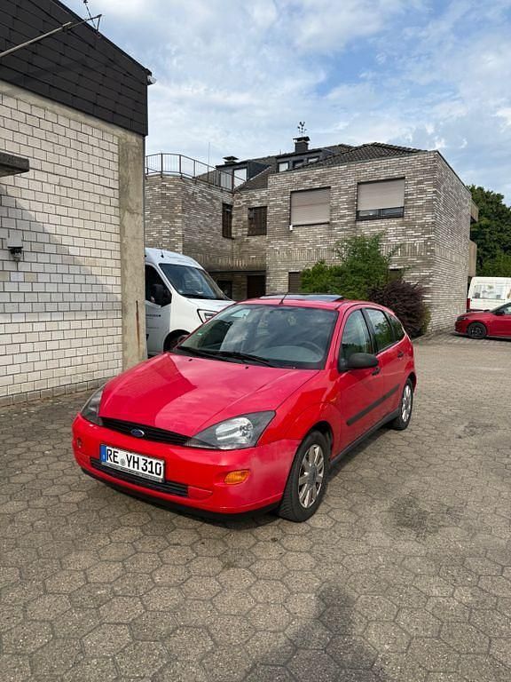 Rot Gebraucht 1998 Ford Focus Trend Limousine | 850 € (Guter Preis) - Bild 1/4