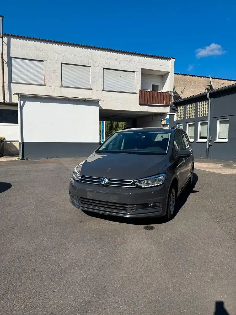 Gebraucht VW Touran 150 PS (110 kW) 2024 Grau Van / Kleinbus