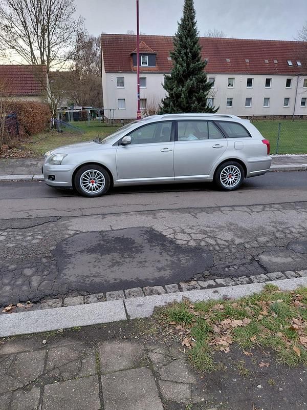 Gebraucht Toyota Avensis T2 126 PS (92 kW) 2008 Silber Kombi