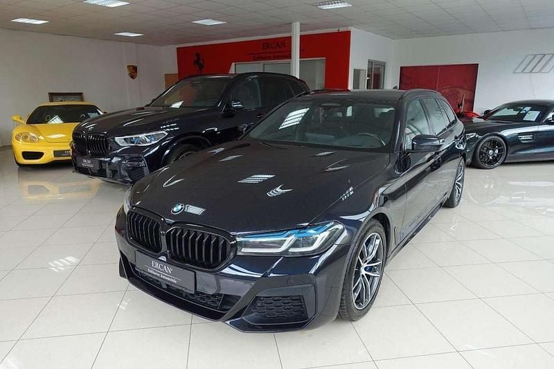 Carbonschwarz metallic Gebraucht 2021 BMW 530 M Sport Kombi | 28.900 € (Fairer Preis) - Bild 1/4