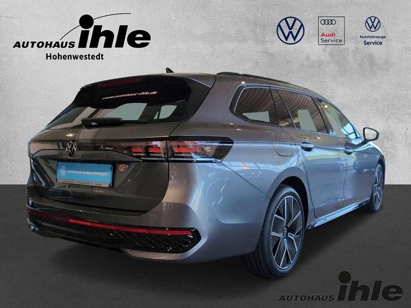 Gebraucht VW Passat R-line 150 PS (110 kW) 2024 Grau Kombi