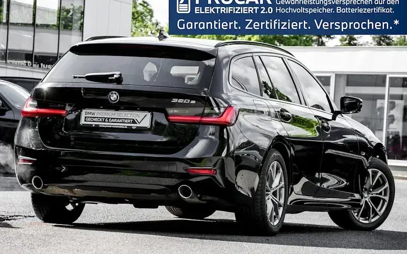 Gebraucht BMW 320e Sport Line 204 PS (150 kW) 2022 Schwarz Kombi