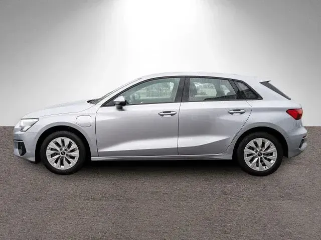 Gebraucht Audi A3 Sportback e-tron 204 PS (150 kW) 2022 Florettsilber metallic Kleinwagen